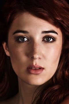 Amy Louise Wilson interpreta Athena