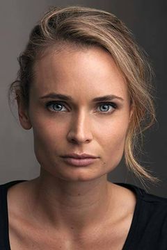 Malin Barr interpreta Swedish Newscaster (uncredited)