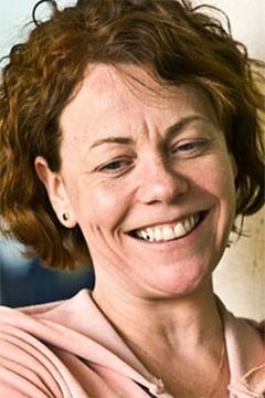 Nicola Reynolds interpreta Joan