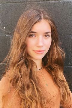 Laura Dority interpreta Teen Tara Yeardly