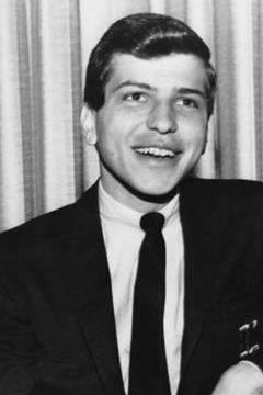 Frank Sinatra Jr. interpreta Marty Wheeler