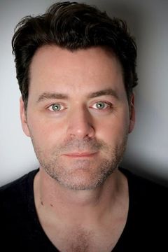 Marc Hockley interpreta Villager