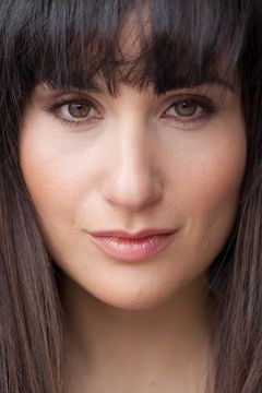 Daniella Rabbani interpreta Bergdorf Salesperson