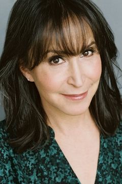 Gina Hecht interpreta Dean E. L. Martin