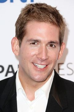Eric Szmanda interpreta Greg Sanders