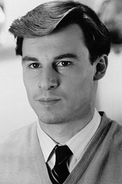 Jesse Birdsall interpreta Sgt Peasy