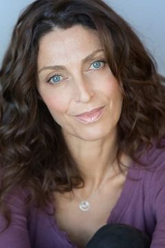 Jennifer Koenig interpreta Receptionist