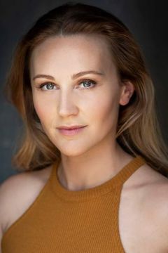 Amelia Reid-Meredith interpreta Renee