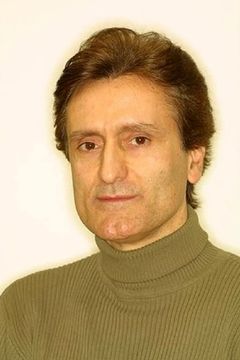 Ektoras Kaloudis interpreta George