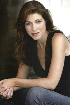 Tess Malis Kincaid interpreta Saundra Singh