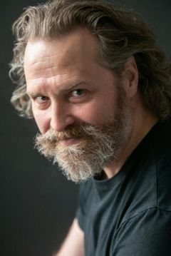 Adrian Relph interpreta Michael