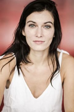 Sylta Fee Wegmann interpreta Cornelia „Nelly“ Kienzle