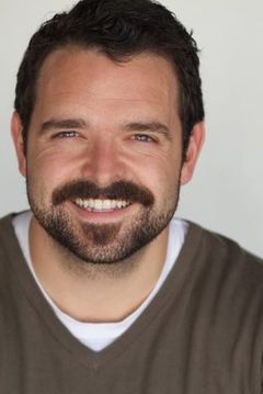 Colin J. Sweeney interpreta Milk and Cheese Man