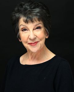 Cheryl McMahon interpreta Female 911 Operator