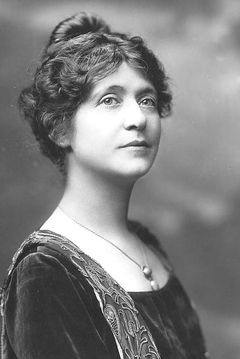 Emma Dunn interpreta Mrs. Keaver (uncredited)