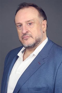 Fernando Albizu interpreta Román