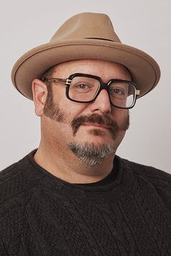 Nick Batzias interpreta Father