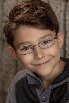 Antonio Raul Corbo interpreta Russell Poole Jr. (Age 6)