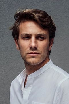 Frederik Götz interpreta Patrick Yale