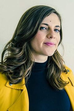Courtney Hoffman interpreta Rebekka