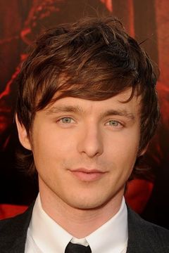Marshall Allman interpreta Tommy Mickens