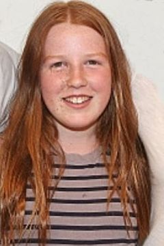 Makena Lei Carnahan interpreta Young Girl on Plane