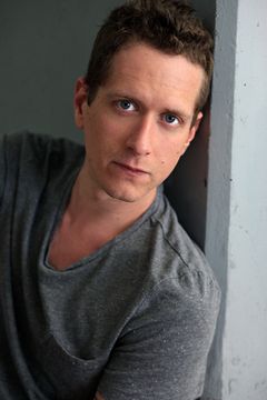 Matt Caplan interpreta Dorm Buddy