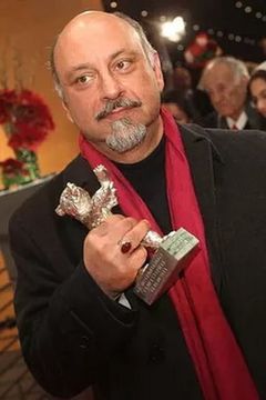 Babak Karimi interpreta Zio Cyrus