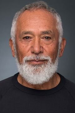 George Henare interpreta Tupa