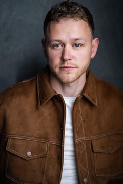 Macaulay Cooper interpreta Hooligan