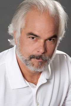 Jon Hayden interpreta Admiral (uncredited)