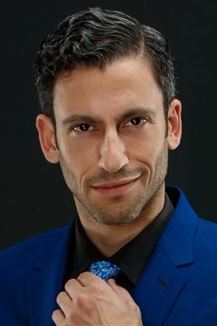 Adam Tsekhman interpreta Phears