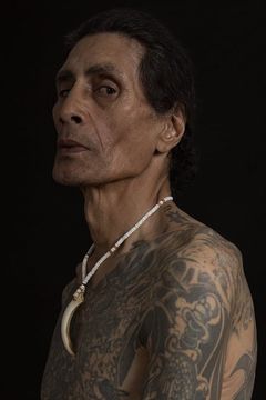 John Luafutu interpreta Barkeep