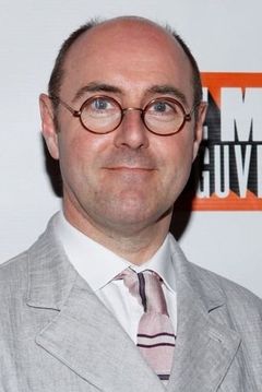 Cal McCrystal interpreta Sir Geoffrey Wilcott