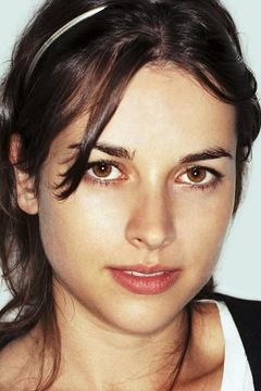 Amelia Warner interpreta Una Flux