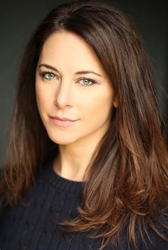 Belinda Stewart-Wilson interpreta Polly MacKenzie
