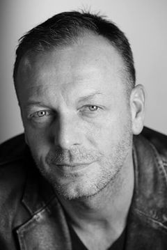 Hugo Speer interpreta Mr. H