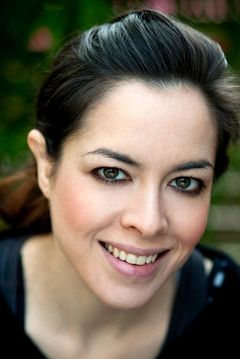Katherine Templar interpreta Mary Stuart's Lady in Waiting