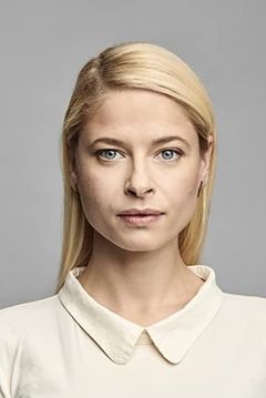 Anne Bergfeld interpreta Grevinde Mitzi von Störner/Frijs