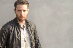 Jonathan Carkeek interpreta Mitch