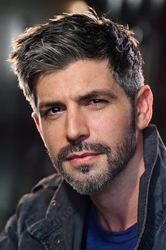 Kayvon Esmaili interpreta Ivan