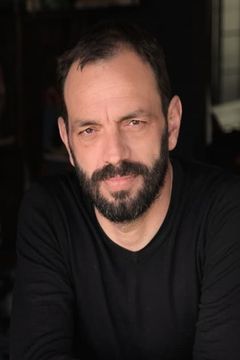 Edon Rizvanolli interpreta Roman