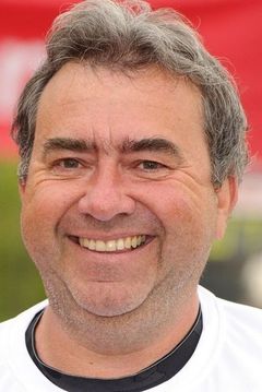 Jonathan Pearce interpreta Himself - Football Commentator (voice)