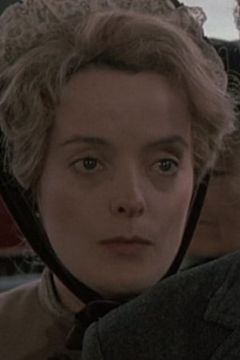 Alexandra Spencer interpreta Mrs. Andrews