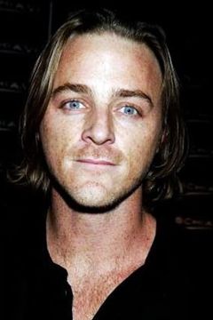Nathaniel Dean interpreta Hallett