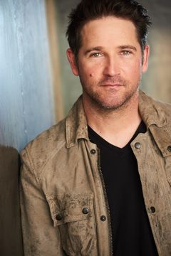 Chris Moir interpreta Billy Cooper