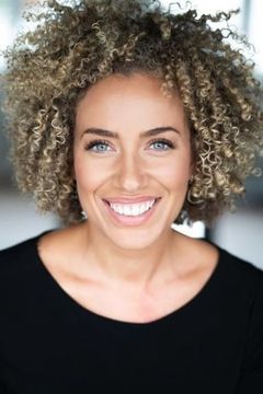 Stephanie Siadatan interpreta Emilia