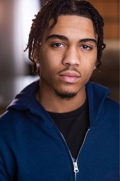 Tyler Timmons interpreta Oakland Kid