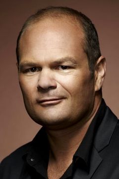 Chris Bauer interpreta Kurch