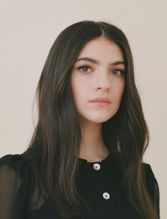 Ella Rubin interpreta Izzy